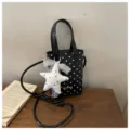 Bolso de mano de lunares negros con colgante de estrella, bandolera casual, detalle. - Con Colgante / Negro