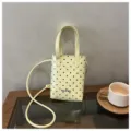Detalle de mini bolso cruzado de lunares amarillos, escena de bolso de verano lindo. - Amarillo