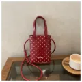 Bolso de mano rojo con lunares para mujer, elegante bolso cruzado de cuero con correa trenzada. - Rojo