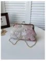 Elegante borsa da sera a tracolla con ricamo floreale e raffinata chiusura dorata. - Rosa