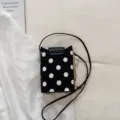 Sac bandoulière à pois noirs et blancs, élégant mini sac porté épaule avec rabat chic. - Noir