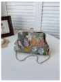 Elegante borsa da sera ricamata a fiori con chiusura metallica e catena dorata chic. - Verde