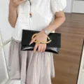 Minimalistische enveloppe clutch tas voor dames met metalen C-gesp veelzijdige mode. - Zwart