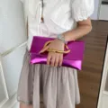 Metalische magenta envelop clutch tas met gouden C-handvat, elegante dames handtas. - Paars