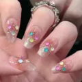 Primer plano de uñas postizas hechas a mano con purpurina ojo de gato y gemas de cristal de color. - Pegamento de Gelatina en Caja / Burbuja Linda