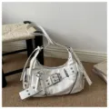Modische weiße Motorrad Umhängetasche Retro Hobo Crossbody Tasche mit Metall Schnallen - Weiß