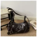 Dunkelbraune Lackleder Motorrad Umhängetasche, Retro Y2K Hobo Tasche mit Schnalle Detail. - Braun