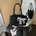 Bolso de hombro negro con elegante lazo de encaje y perlas, bolso de moda para uso diario. - Con Colgante / Negro