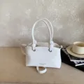 Minimalistische einfarbige Damen Handtasche in Weiss mit stilvollen Knotendetails. - Ohne Anhänger / Weiß