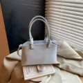 Hellblaue, stilvolle Damen Umhängetasche mit zwei praktischen Griffen im eleganten Design. - Ohne Anhänger / Blau