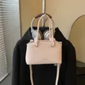 Rosa minimalistische Damen Schultertasche, schicke Retro Umhängetasche für den Alltag. - Ohne Anhänger / Rosa