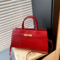 Elegante Damen Handtasche strukturierte Kroko Prägung Umhängetasche mit Henkel und Schloss. - Burgunderrot