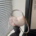 Bolso de hombro de media luna con lunares rosas y bonito lazo con abalorio de perlas. - Con Colgante / L / Rosa