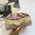 Bolso de mano de paja tejida para mujer, cartera multicolor a rayas con tachuelas elegantes. - Rosa