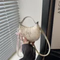 Bolso de hombro de media luna con lunares dulces y lazo bonito con colgante de perlas - Con Colgante / S / Blanco