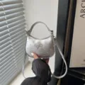 Dulce bolso de hombro en forma de luna plateada metálica con topos y lazo rosa. - Sin colgante / S / Plateado