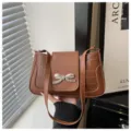 Bolso de hombro marrón con textura de cocodrilo y lazo de diamantes de imitación brillante. - Marrón