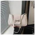 Elegante bolso de hombro para mujer con lazo de diamantes y diseño de textura cocodrilo. - Blanco Roto