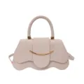 Bolso bandolera de diseño moderno con fondo ondulado único y elegante detalle metálico. - Sin colgante / Blanco