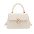 Sac à main bandoulière matelassé blanc tendance avec poignée et broderie trèfle élégante. - Blanc