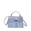 Sac à main bandoulière en jean bleu clair avec design de serrure classique et accessoires dorés. - Bleu