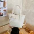Γυναικεία τσάντα bucket μόδας με κρεμαστό φιόγκο πέρλας PU δερμάτινη casual καθημερινή - Εκρού με μενταγιόν