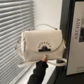 Sac chic et tendance bandouliere pour femme, elegant modele en cuir PU couleur creme clair. - Blanc