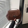 Sac à bandoulière marron tendance pour femme, élégant sac porté épaule avec poignée et serrure. - Marron