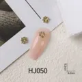 Close-up van geometrische strass nagelkunst bedels, sprankelend kristal bloemdesign voor manicure. - Strass Kleine Cirkel (HJ050)