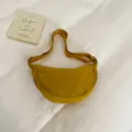 Borsa a tracolla in nylon giallo, elegante borsa a mezzaluna casual per donna quotidiana. - Giallo