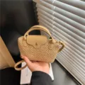 Kleine strooien schoudertas voor vrouwen, stijlvolle zomervstrand handtas met handvat. - Zonder hanger / Bruin
