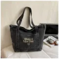 Zwarte gewassen denim shopper tas met borduurwerk, casual retro schoudertas variant. - Zandgewassen Zwart zonder Hanger