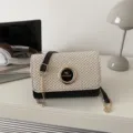 Sac bandoulière en paille tressée et cuir PU avec bandoulière chaîne et fermoir métallique. - Noir