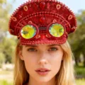 Roter Punk-Militärhut mit Strasssteinen und Kaleidoskop-Brille für den Y2K-Festival-Look - Verstellbar / Roter Voll-Strass Nieten Goggles Marinehut