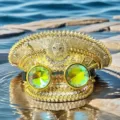 Goldener Punk-Kapitänshut mit Strass-Löwenkopf und Kaleidoskop-Schutzbrille dekoriert - Verstellbar / Goldener Löwe Pailletten Schutzbrille Marinehut
