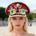 Rote Pailletten Kapitänskappe im Punk-Stil mit bunten Strasssteinen und schillernder Brille - Verstellbar / Rot-Silber Sonnenblume Schutzbrille Marinehut