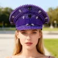 Trendiger lila Punk-Marinehut mit Pailletten und Tropfensteinen, getragen von einem blonden Model - Verstellbar / Lila Voll-Strass Nieten Marinehut