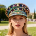 Bunte Y2K-Punk-Kapitänskappe mit Strasssteinen und Nieten für Damen, handgefertigtes Design - Verstellbar / Regenbogen Farbiger Strass Nieten Marinehut