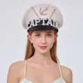 Weiße Kapitänsmütze mit Strasssteinen, CAPTAIN-Schriftzug und goldenem Ankerdekor - Verstellbar / Weiß-Schwarze Kette Kapitän Marinehut