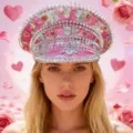 Modischer Punk-Y2K-Militärhut mit rosa Pailletten und silbernen Nieten für blonde Models - Verstellbar / Rosa-Silber Herz Strass Marinehut