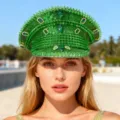 Grüne Kapitänsmütze mit Strasssteinen im Punk-Y2K-Stil, getragen von blondem Model - Verstellbar / Voll Grün Quadratische Niete Strass Marinehut