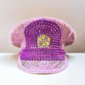 Extravaganter pinkfarbener Y2K-Punk-Matrosenhut mit lila Nieten und schillernder Strassblume - Verstellbar / Rosa-lila-gelber Marinehut mit Blumen-Strass und Nieten