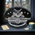 Handgefertigte Gothic-Kapitänskappe im Punk-Stil mit Silberketten und Strasssteinen - Verstellbar / Schwarz Silber Totenkopf Spinnennetz Marinehut