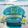Türkisfarbene Pailletten-Kapitänsmütze mit Strasssteinen und Punk-Spikes für Festivals - Verstellbar / See-Grün Blumen Blätter Strass Marinehut