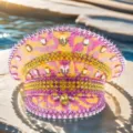 Glamouröser pink-gelber Kapitänshut im Punk-Y2K-Stil mit funkelnden Strasssteinen - Verstellbar / Lila Gelb Gemustert Strass Niete Marinehut