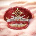 Punk-Stil roter Kapitänshut mit Strasssteinen und Pailletten auf rosa Kunstfellhintergrund - Verstellbar / Rot Silber Kreuz Blume Marinehut