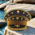Marine-Kappe im Punk-Y2K-Stil mit dekorativen Goldspikes und Edelsteinen auf Felsen präsentiert - Verstellbar / Schwarz Gold Weizenähre Strass Niete Marinehut