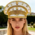 Glamouröser Y2K-Punk-Kapitänshut in Weiß mit Strass, Goldnieten und Edelsteindekorationen - Verstellbar / Weißgold Weizenähre Strass Marinehut