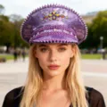 Lila Pailletten-Kapitänshut im Punk-Stil mit bunten Strasssteinen und Nieten - Verstellbar / Lila Laser Bunte Blume Marinehut