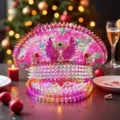 Extravaganter pinkfarbener Pailletten Kapitänshut im Y2K-Punk-Stil mit Strassflügeln - Verstellbar / Rosa Flügel Böses Auge Nieten Marinehut